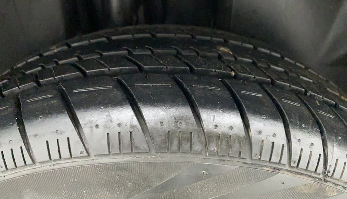 2013 Volkswagen Vento HIGHLINE PETROL AT, Petrol, Automatic, 70,819 km, Right Rear Tyre Tread