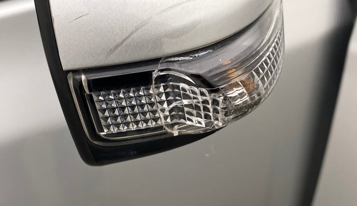 2016 Toyota Etios VX, Petrol, Manual, 47,990 km, Right rear-view mirror - Indicator light has minor damage