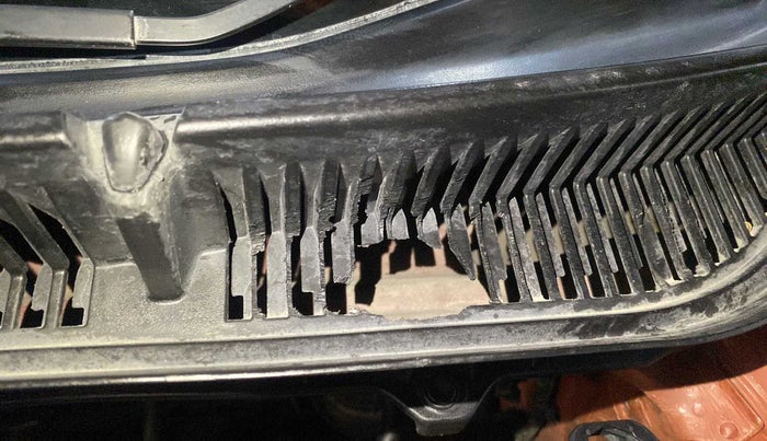 2017 Maruti Vitara Brezza ZDI, Diesel, Manual, 68,204 km, Bonnet (hood) - Cowl vent panel has minor damage
