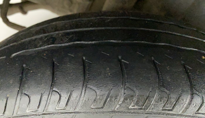 2015 Maruti Swift LXI (O), CNG, Manual, 74,392 km, Right Rear Tyre Tread