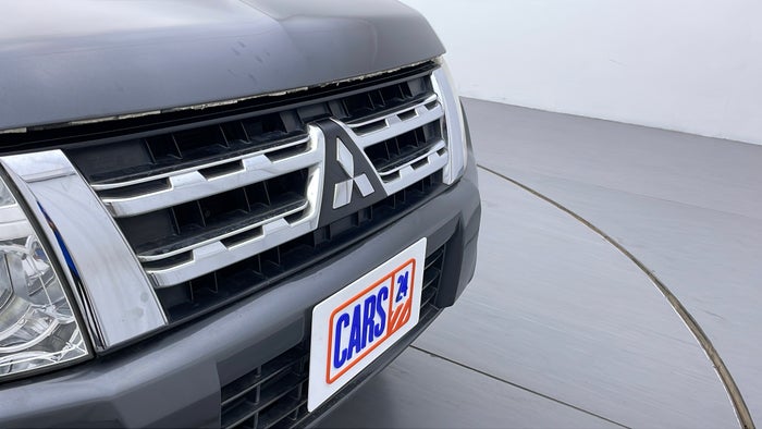 MITSUBISHI PAJERO-Grill Broken