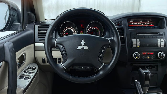 MITSUBISHI PAJERO-Steering Wheel Close-up