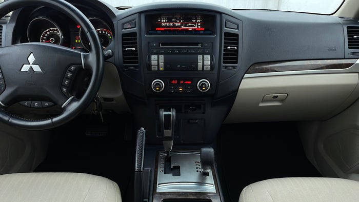 MITSUBISHI PAJERO-Center Console