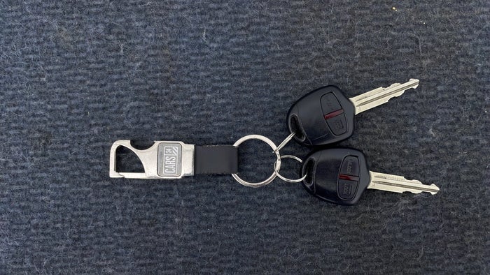 MITSUBISHI PAJERO-Key Close-up