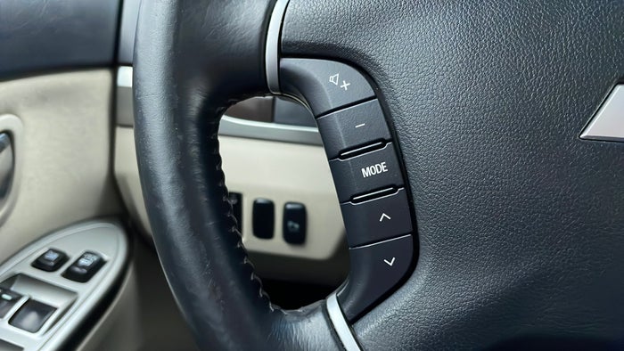 MITSUBISHI PAJERO-Drivers Control