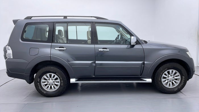 MITSUBISHI PAJERO-Right Side View