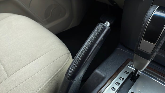MITSUBISHI PAJERO-Centre Console Parking Brake Scratch