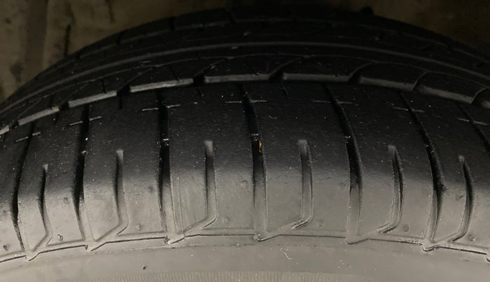 2014 Maruti Ciaz ZXI, Petrol, Manual, 86,216 km, Left Front Tyre Tread