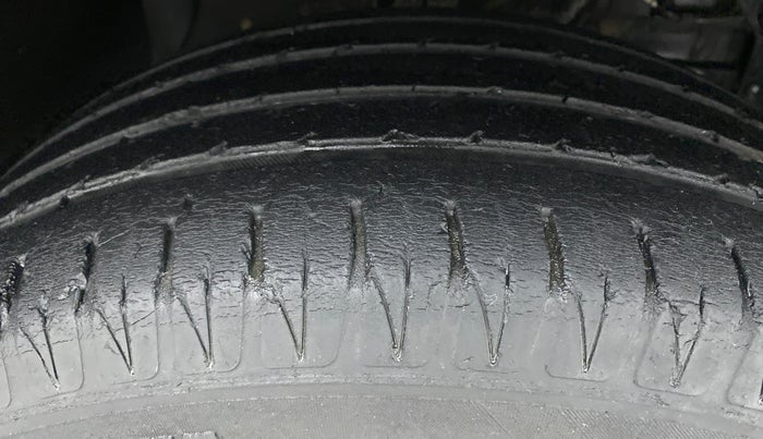2017 Maruti Vitara Brezza ZDI PLUS DUAL TONE, Diesel, Manual, 46,903 km, Right Front Tyre Tread