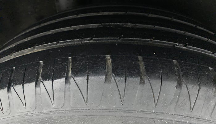 2017 Maruti Vitara Brezza ZDI PLUS DUAL TONE, Diesel, Manual, 46,903 km, Right Rear Tyre Tread