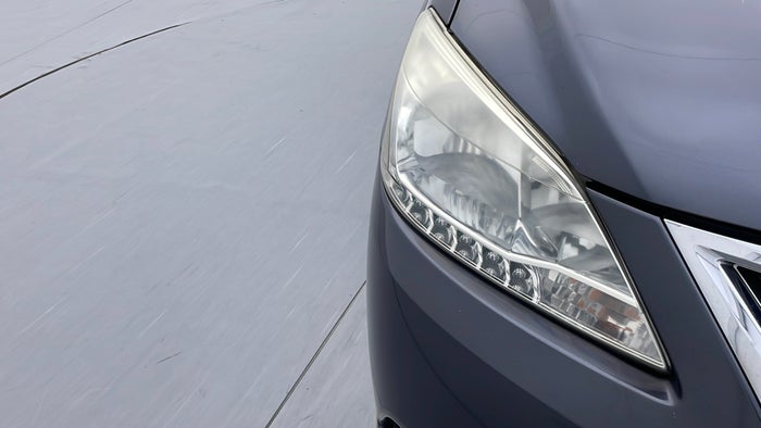 NISSAN SENTRA-Head Light RHS Fading