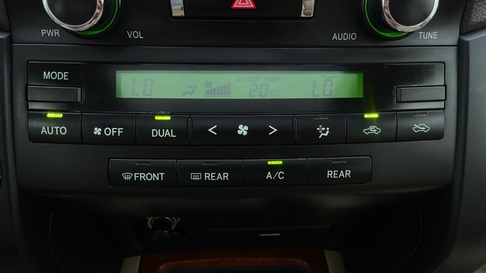 TOYOTA LAND CRUISER-Automatic Climate Control