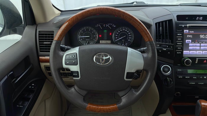 TOYOTA LAND CRUISER-Steering Wheel Close-up