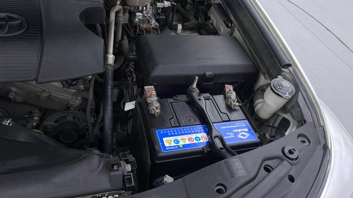 TOYOTA LAND CRUISER-Battery Cover missing