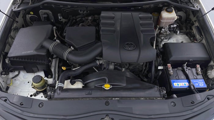 TOYOTA LAND CRUISER-Engine Bonet View