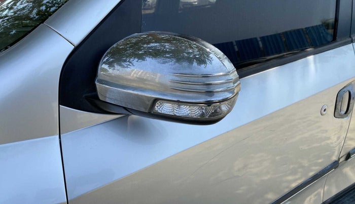 2014 Mahindra XUV500 W8, Diesel, Manual, 86,014 km, Left rear-view mirror - Indicator light has minor damage
