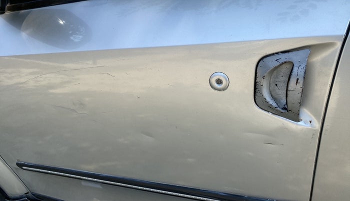 2014 Mahindra XUV500 W8, Diesel, Manual, 86,014 km, Front passenger door - Slightly dented