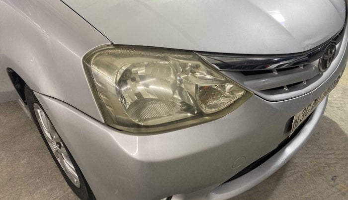 2011 Toyota Etios Liva VX, Petrol, Manual, 89,412 km, Right headlight - Faded