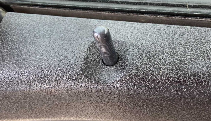 2018 Renault Kwid RXL, Petrol, Manual, 43,681 km, Lock system - Door lock knob has minor damage