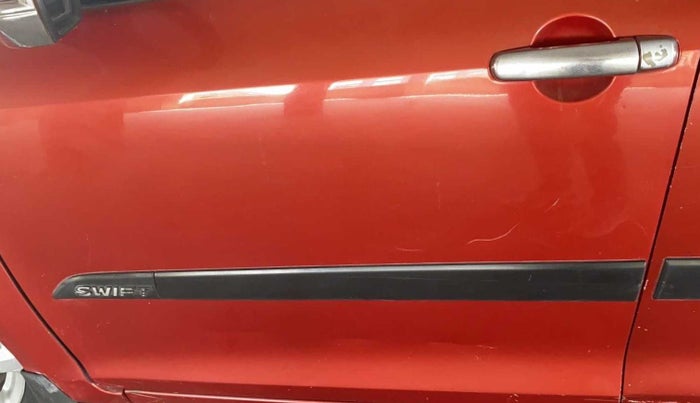 2014 Maruti Swift ZDI, Diesel, Manual, 77,005 km, Front passenger door - Minor scratches