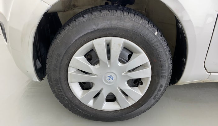 2012 Maruti Ritz VXI, Petrol, Manual, 41,115 km, Left front tyre - Minor crack