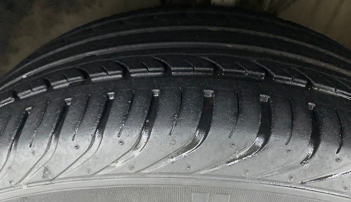 2016 Volkswagen Ameo COMFORTLINE 1.2, Petrol, Manual, 11,552 km, Left Front Tyre Tread