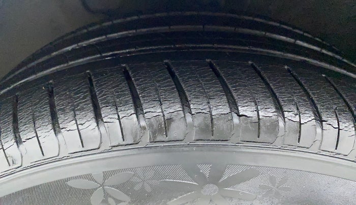 2017 Hyundai New Elantra 2.0 SX MT PETROL, Petrol, Manual, 24,018 km, Left Front Tyre Tread
