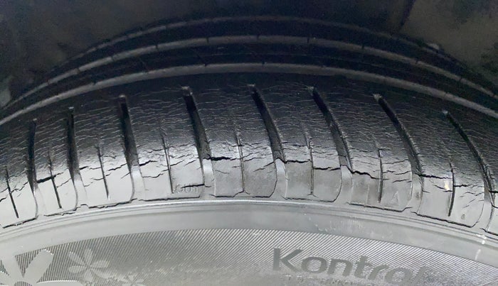 2017 Hyundai New Elantra 2.0 SX MT PETROL, Petrol, Manual, 24,018 km, Right Front Tyre Tread