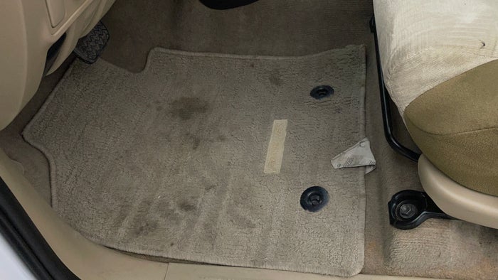 TOYOTA FORTUNER-Flooring Front LHS Stain