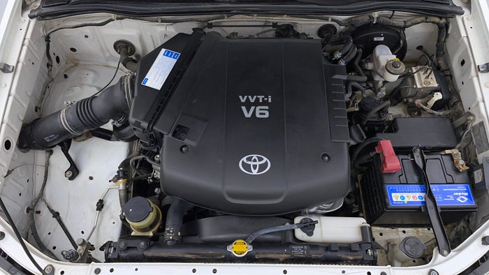 TOYOTA FORTUNER-Engine Bonet View