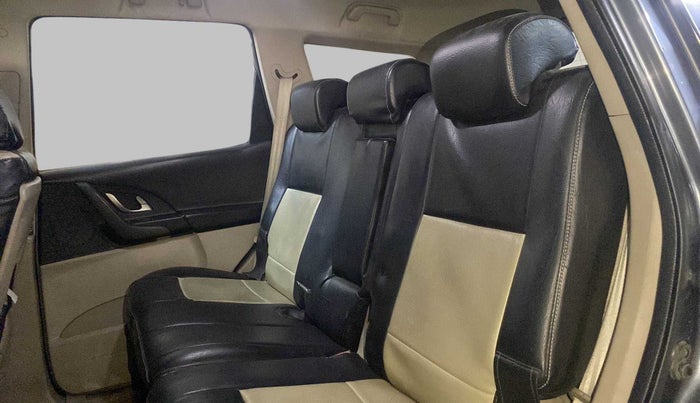 2015 Mahindra XUV500 W6, Diesel, Manual, 97,702 km, Right Side Rear Door Cabin