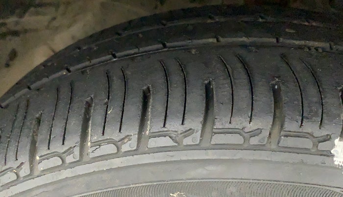 2018 Mahindra KUV 100 NXT K2 6 STR, Petrol, Manual, 51,108 km, Right Front Tyre Tread