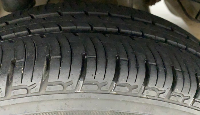 2018 Mahindra KUV 100 NXT K2 6 STR, Petrol, Manual, 51,108 km, Right Rear Tyre Tread