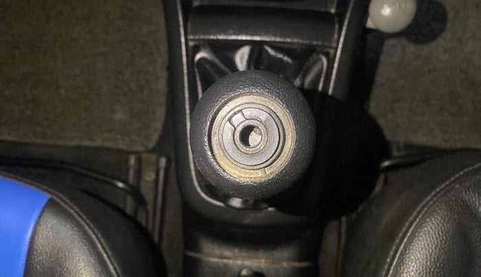 2014 Maruti Swift VDI, Diesel, Manual, 78,352 km, Gear lever - Knob has minor damage