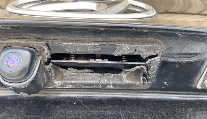 2019 Hyundai Verna 1.6 VTVT SX, Petrol, Manual, 45,085 km, Dicky (Boot door) - Handle has minor damage