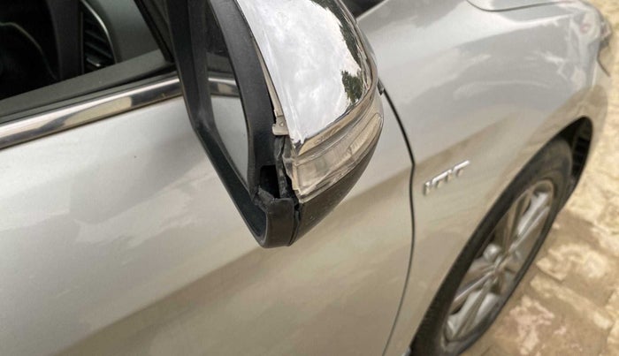 2016 Hyundai New Elantra 2.0 SX MT PETROL, Petrol, Manual, 72,615 km, Right rear-view mirror - Cover has minor damage