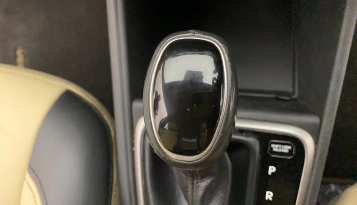 2017 Hyundai Verna 1.6 CRDI SX + AT, Diesel, Automatic, 81,948 km, Gear lever - Knob cover torn