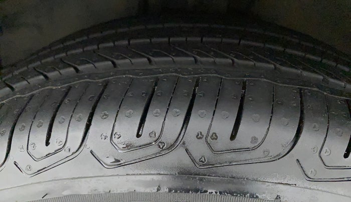 2017 Toyota Corolla Altis GL PETROL, Petrol, Manual, 63,769 km, Left Front Tyre Tread