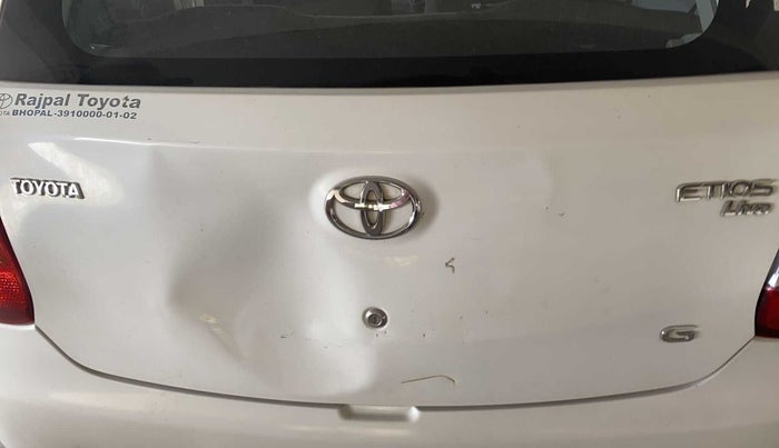2012 Toyota Etios Liva G, Petrol, Manual, 86,850 km, Dicky (Boot door) - Minor scratches