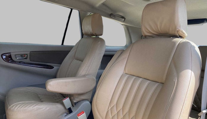 2014 Toyota Innova 2.5 VX 7 STR, Diesel, Manual, 64,779 km, Right Side Rear Door Cabin