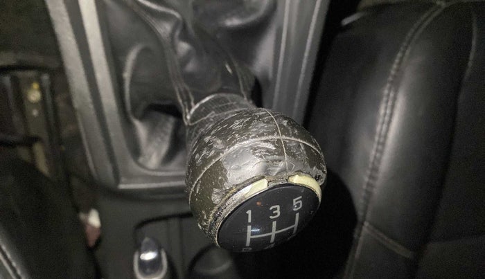 2016 Maruti Vitara Brezza VDI (O), Diesel, Manual, 79,819 km, Gear lever - Knob has minor damage