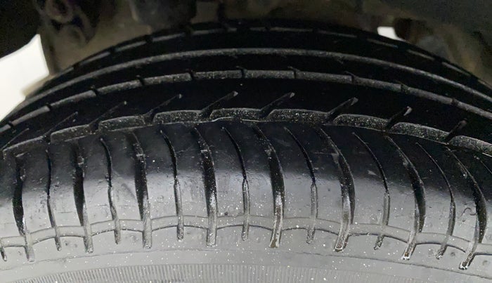 2016 Mahindra Kuv100 K8 6 STR, Petrol, Manual, 45,114 km, Right Rear Tyre Tread