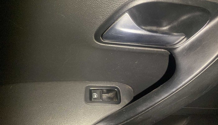 2014 Volkswagen Polo COMFORTLINE 1.5L, Diesel, Manual, 71,036 km, Left rear window switch / handle - Switch/handle not functional