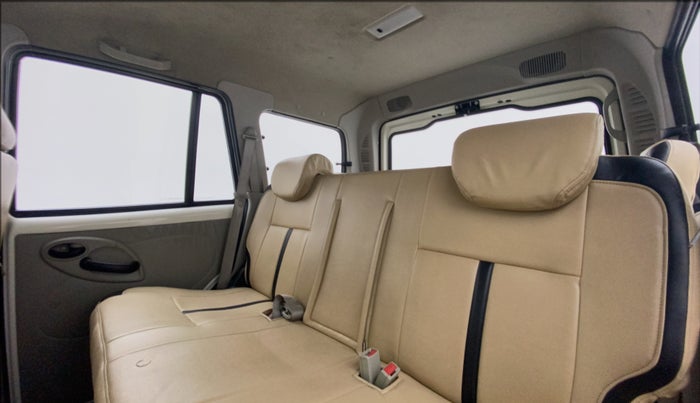 2015 Mahindra Scorpio S4, Diesel, Manual, 79,112 km, Right Side Rear Door Cabin