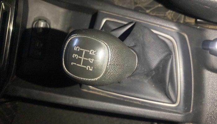 2018 Hyundai Elite i20 SPORTZ 1.2, Petrol, Manual, 42,849 km, Gear lever - Knob has minor damage
