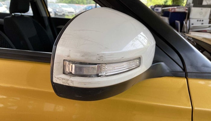 2016 Maruti Vitara Brezza ZDI PLUS DUAL TONE, Diesel, Manual, 42,271 km, Right rear-view mirror - Indicator light has minor damage