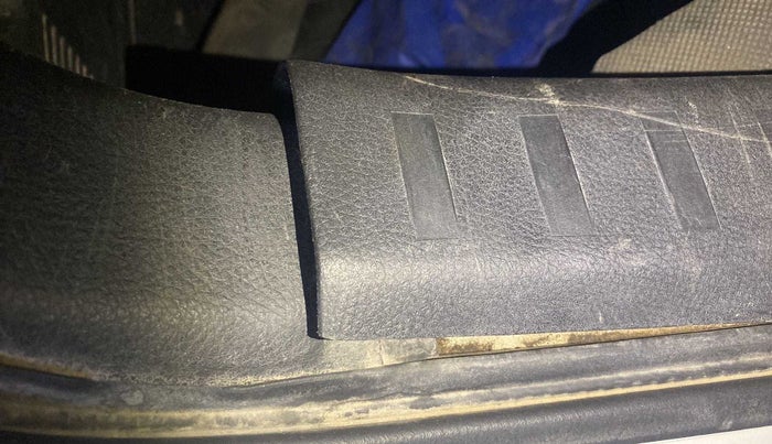 2015 Maruti Swift VXI, Petrol, Manual, 71,098 km, Dicky (Boot door) - Trim lock has minor damage
