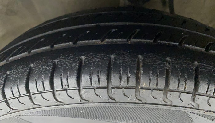 2017 Maruti Alto 800 LXI, Petrol, Manual, 25,202 km, Left Front Tyre Tread