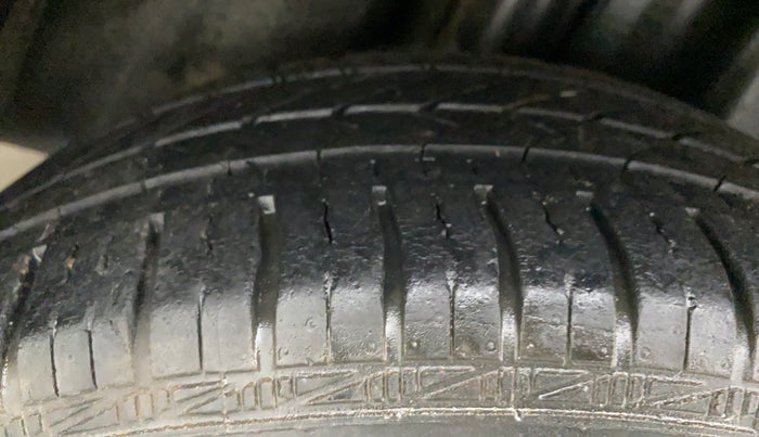 2013 Skoda Rapid 1.6 ACTIVE PLUS MPI, Petrol, Manual, 88,001 km, Right Rear Tyre Tread
