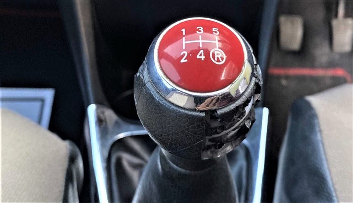 2011 Toyota Etios G, Petrol, Manual, 50,830 km, Gear lever - Knob has minor damage